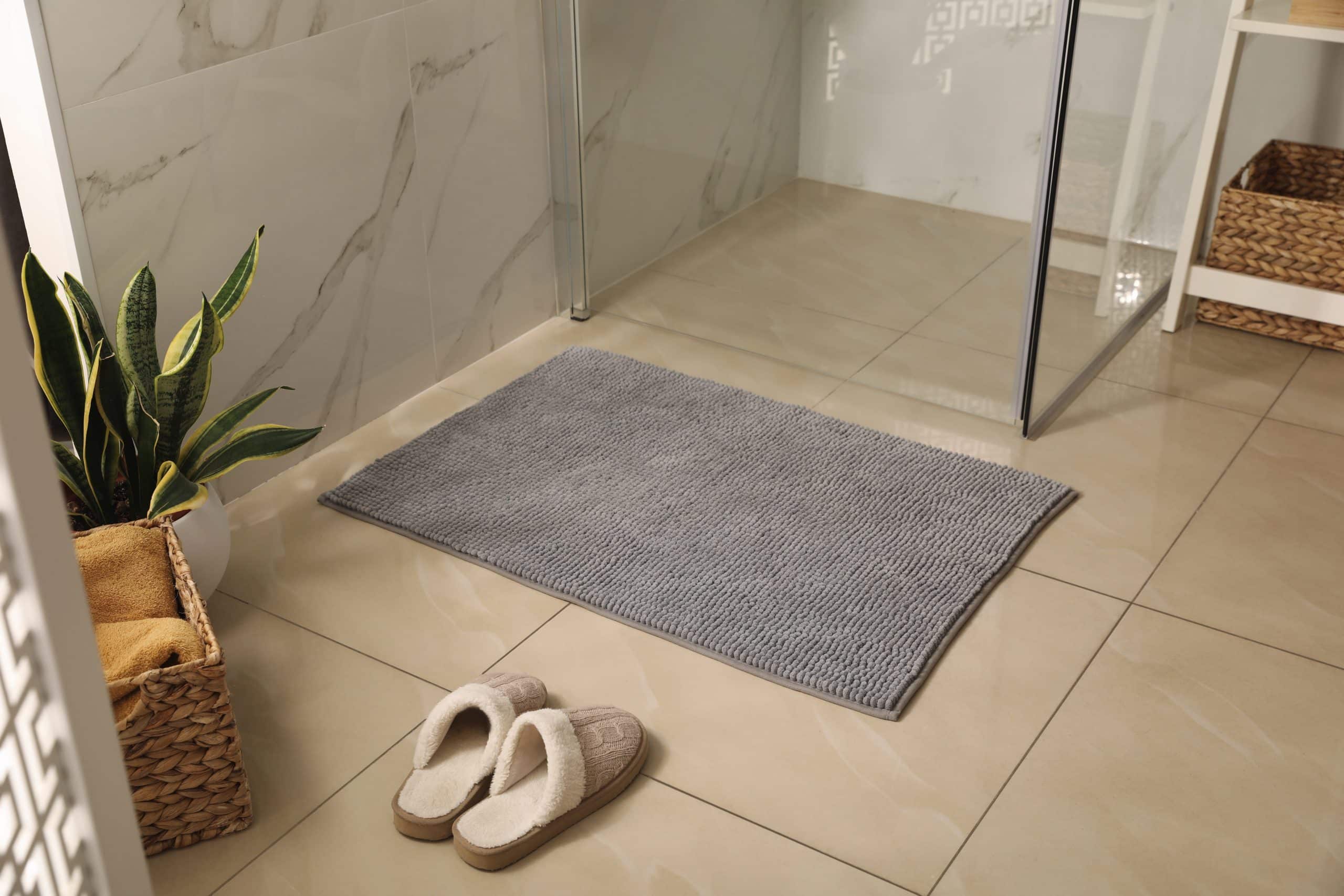 I tappeti del bagno non dovrebbero mai essere lavati in lavatrice insieme al resto del bucato.